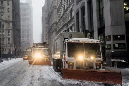 Máquinas quitanieves recorren Broadway, en Nueva York.