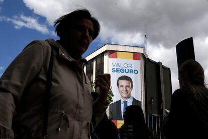 Una pancarta del presidente del PP, Pablo Casado, en la sede del partido en Madrid.