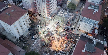 Los equipos de rescate trabajan en un edificio derrumbado en Estambul.