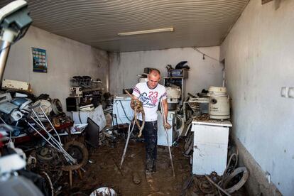 Un hombre en muletas limpia su garaje. Según las autoridades macedonias, en menos de dos horas cayeron 93 litros de agua por metro cuadrado.