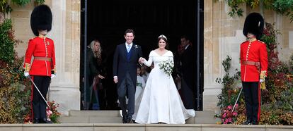 Eugenia de York y Jack Brooksbank abandonan la capilla de San Jorge ya como marido y mujer.