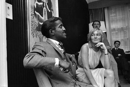 Sammy Davis Jr. con su prometida, la actriz May Britt, en 1960.