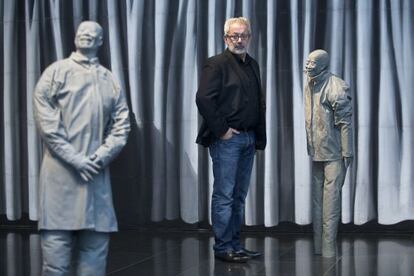 Bartomeu Marí, en el MACBA, ante una obra del artista Juan Muñoz.