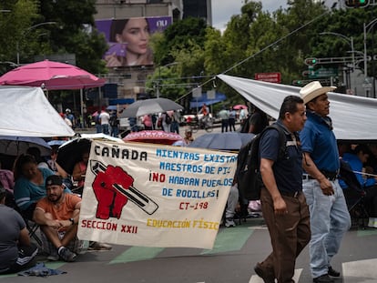 Integrantes de la Coordinadora Nacional de Trabajadores de la Educación durante un bloqueo en Ciudad de México, el 28 de mayo de 2025.