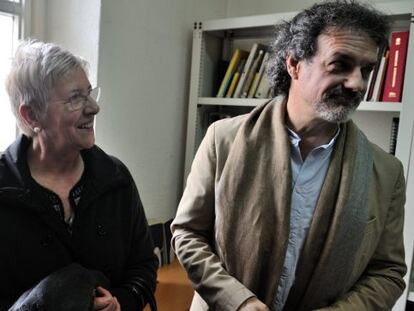 Maixabel Lasa y Txema Urkijo, esta mañana tras la rueda de prensa en Vitoria