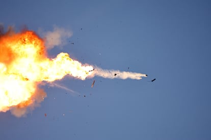 Un vehículo aéreo no tripulado de Hezbolá que cruzaba desde Líbano interceptado por un avión de combate israelí sobre una zona cercana a la frontera entre Líbano e Israel, visto desde el norte de Israel.
