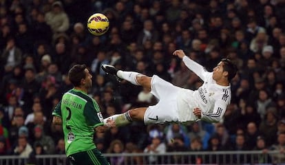 Cristiano remata de chilena.