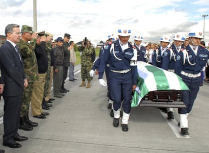 Uribe (izquierda), el jueves, durante la llegada a Bogotá de los restos de Luis Francisco Cuéllar.