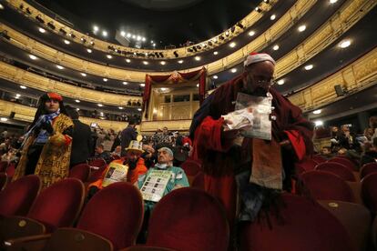 Gente disfrazada en el interior del Teatro Real antes del inicio del sorteo.