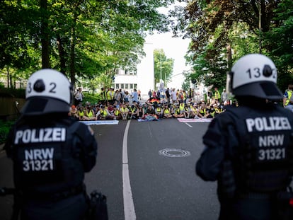 Un grupo de manifestantes bloquea una de las entradas al palacio de congresos donde se celebra el congreso anual de AfD, en Essen (Alemania).