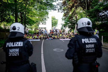 Manifestantes bloquea una de las entradas al palacio de congresos donde se celebra el congreso anual de AfD en Essen