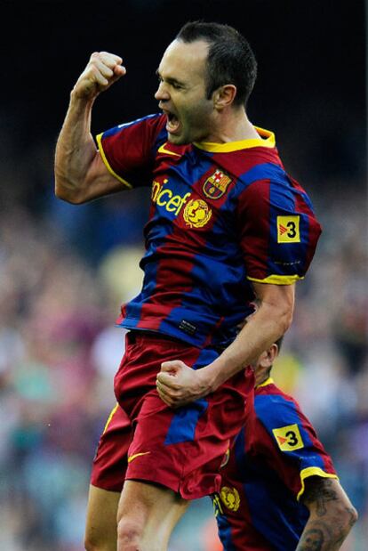 Iniesta celebra su gol ante el Espanyol, en un triunfo que deja al Barça a un punto del título.