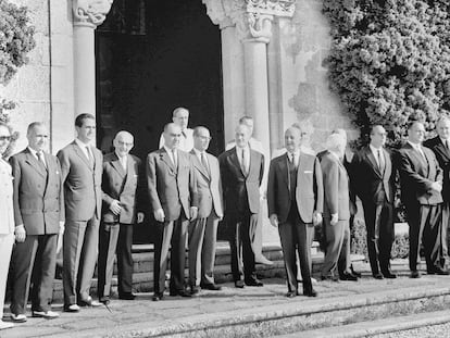 Franco posa con sus ministros junto a la puerta del Pazo de Meirás, en septiembre de 1964.