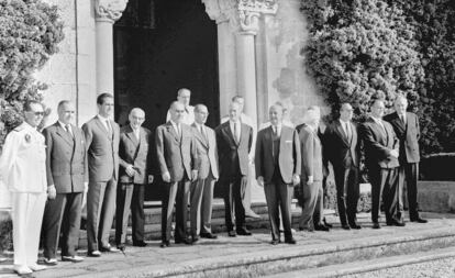 Franco posa con sus ministros junto a la puerta del Pazo de Meirás, en septiembre de 1964.