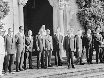 Franco posa con sus ministros junto a la puerta del Pazo de Meirás, en septiembre de 1964.