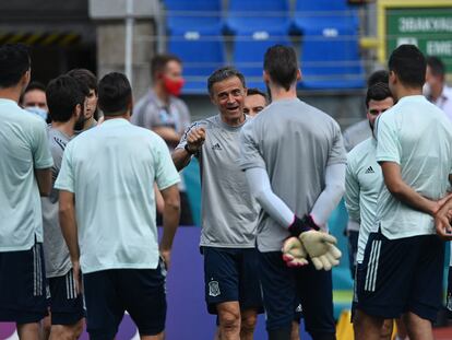 Luis Enrique habla con sus jugadores en el entrenamiento de este jueves en San Petersburgo