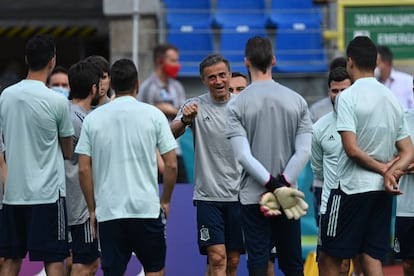 Luis Enrique habla con sus jugadores en el entrenamiento de este jueves en San Petersburgo