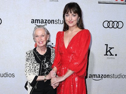 Dakota Johson, a la derecha, junto a su abuela, la actriz Tippi Hedren, en 2018.