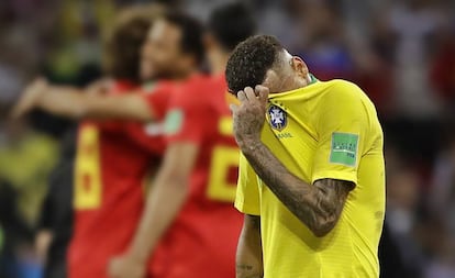 Neymar lamenta a derrota para a Bélgica nas quartas de final.