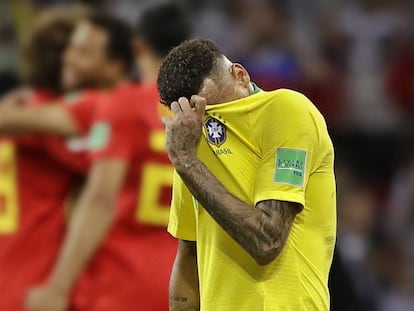 Neymar lamenta a derrota para a Bélgica nas quartas de final.