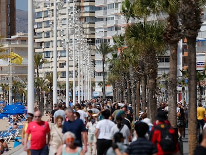 Vista general del paseo marítimo de Benidorm durante esta Semana Santa en la que las previsiones de buen tiempo y la apertura total de parques temáticos y sector del ocio han estimulado las reservas de última hora.