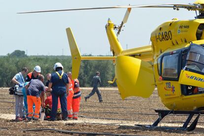 Personal de rescat en acció després de la col·lisió entre dos trens a prop de Corato, a la regió italiana de la Pulla.