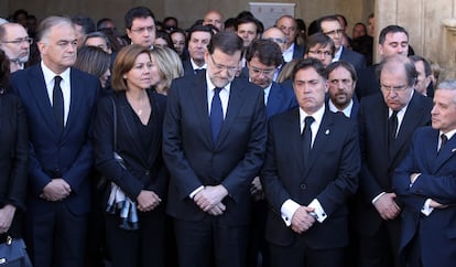 El presidente del Gobierno, Mariano Rajoy, junto a la secretaria general del PP, María Dolores de Cospedal, momentos antes del minuto de silencio que se ha guardado a la entrada del Palacio de Los Guzmanes.