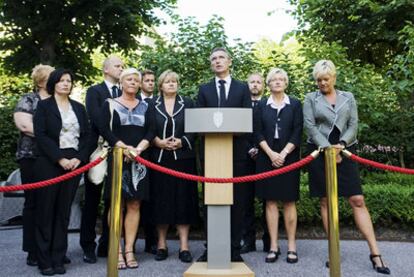 Stoltenberg y líderes de los partidos políticos, ayer durante una conferencia de prensa en la residencia del primero en Oslo.