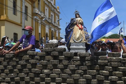 Manifestantes celebram por trás de uma barricada a chegada dos bispos da Conferência Episcopal e os membros da Aliança Cívica em Masaya (Nicarágua), no dia 21 de junho de 2018.