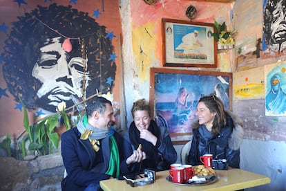 Interior del café Jimy Hendrix en la playa de Diabat en Esauira, donde el músico pasó varias temporadas a finales de los sesenta.