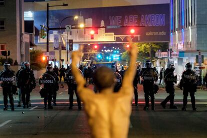 Un hombre gesticula hacia los antidisturbios durante una protesta por el asesinato de Jayland Walker, disparado por la policía, el 3 de julio en Akron.