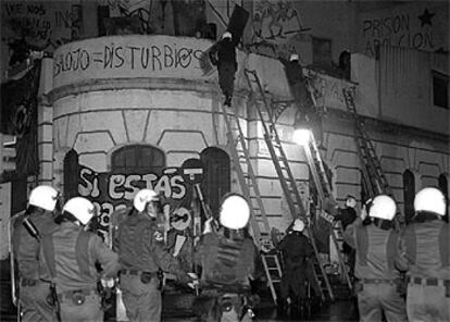 Agentes de la policía, durante el desalojo del cine Princesa de Barcelona en octubre de 1996.