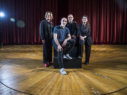 De izquierda a derecha, Natalia Menéndez, Alfredo Sanzol, Lluis Pasqual y Amelia Ochandiano, fotografiados en el Teatro de la Zarzuela.