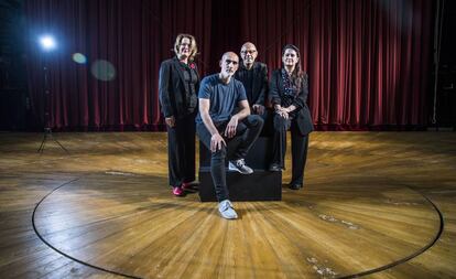 De izquierda a derecha, Natalia Menéndez, Alfredo Sanzol, Lluis Pasqual y Amelia Ochandiano, fotografiados en el Teatro de la Zarzuela.