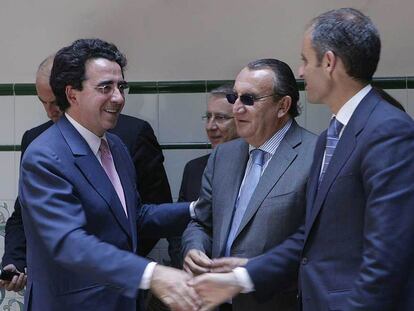 Santiago Calatrava saluda a Francisco Camps en presencia de Carlos Fabra, en mayo de 2008.