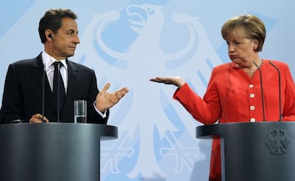 Nicolas Sarkozy y Angela Merkel, en Berl&iacute;n, el pasado mes de junio.