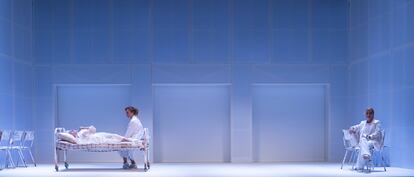 Lola Herrera, Lola Baldrich y Ana Labordeta en una escena de la obra 'Adictos', en el Teatro Reina Victoria de Madrid.