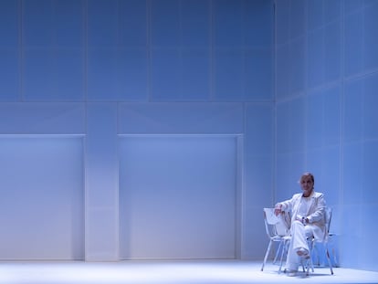 Lola Herrera, Lola Baldrich y Ana Labordeta en una escena de la obra 'Adictos', en el Teatro Reina Victoria de Madrid.