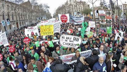 Momento de la marcha convocada por la Plataforma de Afectados por la Hipoteca en Barcelona, la más numerosa.