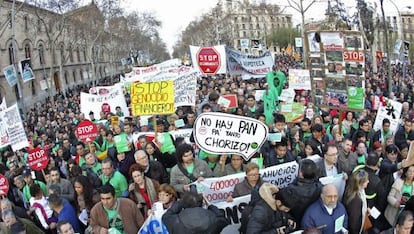 Momento de la marcha convocada por la Plataforma de Afectados por la Hipoteca en Barcelona, la m&aacute;s numerosa.