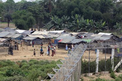 Rohinyás que huyeron de sus pueblos tras la última oleada de violencia en el estado birmano de Rajine junto a la frontera el pasado 31 de marzo.