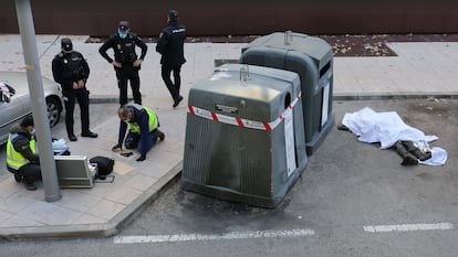 Agentes de la Policía Nacional recogen indicios a pocos metros del cuerpo sin vida de Issa M., el 5 de noviembre de 2021.