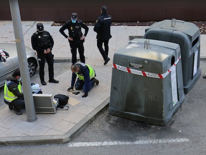 Agentes de la Policía Nacional recogen indicios a pocos metros del cuerpo sin vida de Issa M., el 5 de noviembre de 2021.