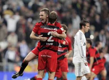 Los jugadores del Real Unión festejan su clasificación ante la desolación de Sneijder y Van der Vaart.