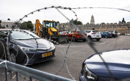 Vallas con alambre de espino instaladas por activistas armenios en el aparcamiento en su barrio en Jerusalén, el pasado noviembre.