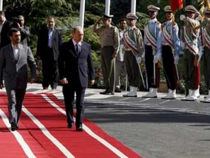 El presidente iraní, Mahmud Ahmadineyad (izquierda), recibe a su homólogo ruso, Vladímir Putin, ayer en Teherán.