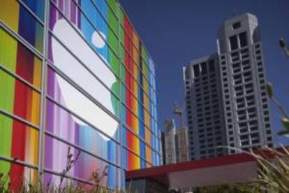 Vista de una fachada con el logo de Apple el pasado 9 de septiembre, en el Centro Yerba Buena para las Artes, en San Francisco, California (EE.UU.).