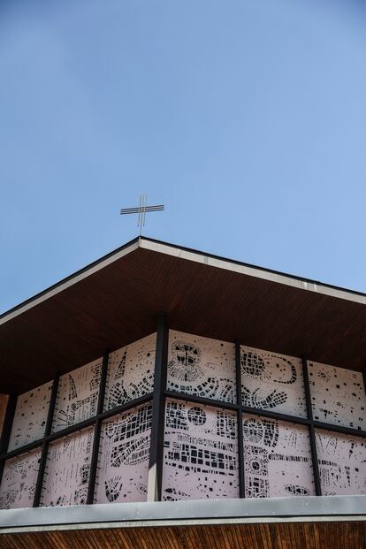 Exterior de la vidriera de Carlos Muñoz de Pablos para la iglesia de los Sagrados Corazones, en Madrid. 