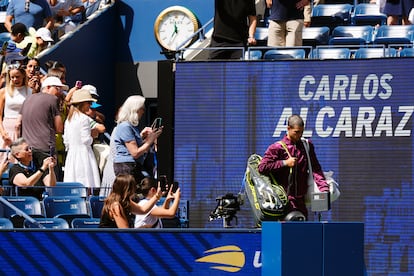 Alcaraz accede a la pista para el partido de la tercera ronda.