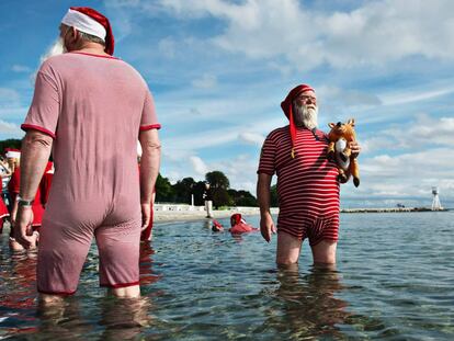 Santas de todo el mundo se reúnen el 19 de julio, segundo día de la 59ª Convención Mundial de Santas. El día se inicia con un baño por la mañana en la playa de Bellevue, al norte de Copenhague, Dinamarca.